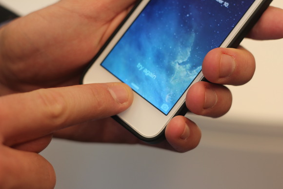 Điểm mới của iPhone 5s đó chính là công nghệ nhận diện vân tay